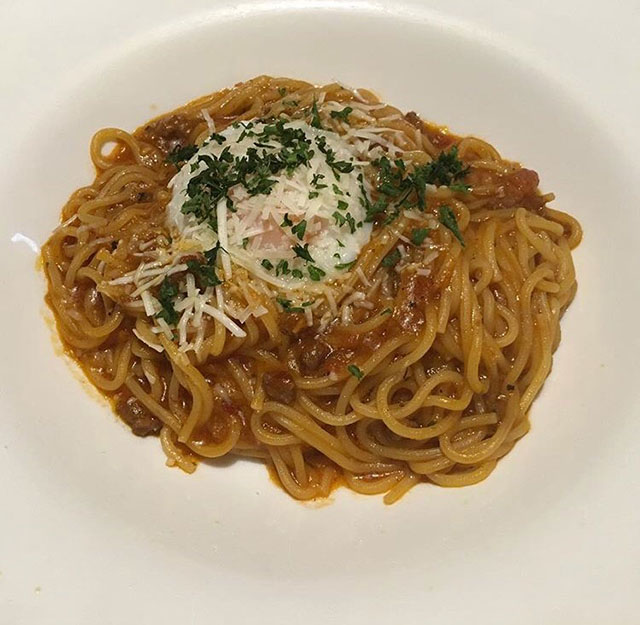 肉野菜炒めパスタ、ブロッコリー添え